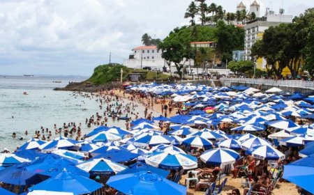 Casal é flagrado fazendo sexo em pedras da praia da Barra