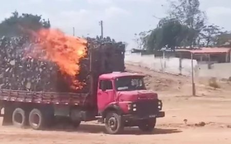 Motorista entra com caminhão no rio para apagar incêndio em carga de madeira