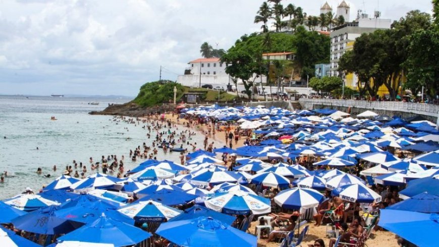 Casal é flagrado fazendo sexo em pedras da praia da Barra