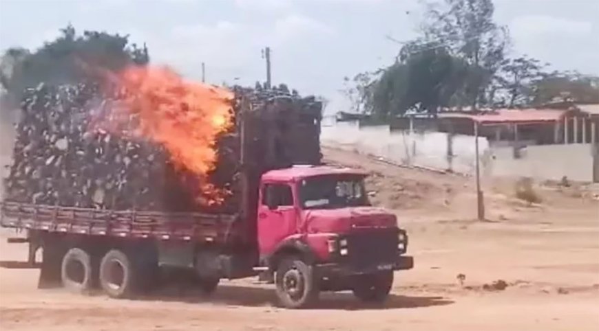Motorista entra com caminhão no rio para apagar incêndio em carga de madeira