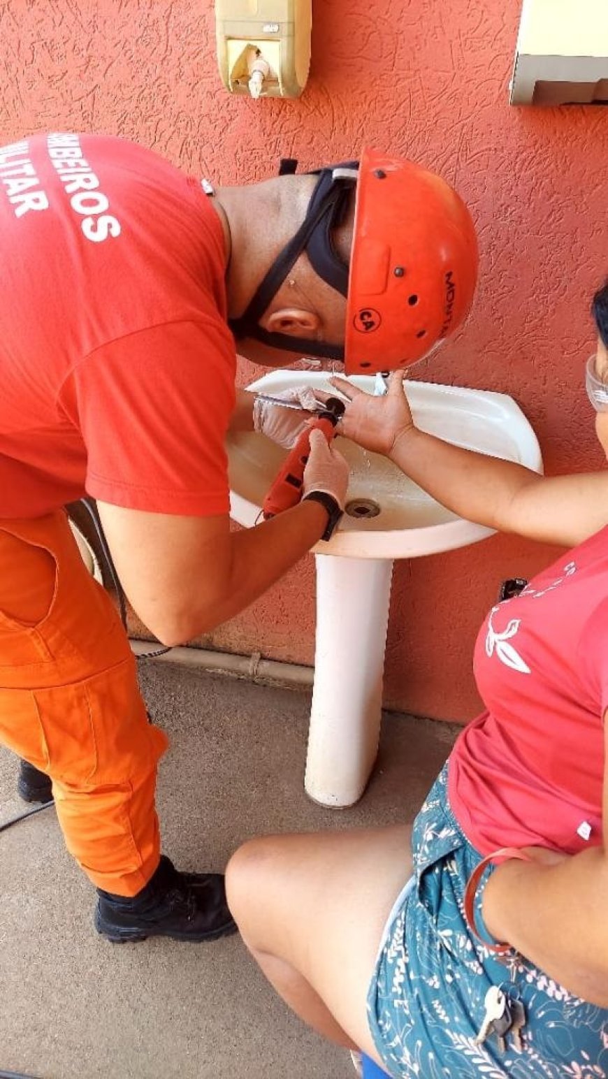 Bombeiros fazem retirada de anel preso em dedo de mulher