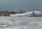 Avião cargueiro colide com veículo e deixa dois mortos em Hong Kong