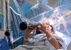 Mulher com Parkinson volta a tocar clarinete durante cirurgia cerebral