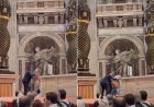 Homem urina no Altar da Confissão da Basílica de São Pedro durante missa no Vaticano