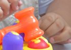 Madrasta é condenada a mais de 8 anos de prisão após torturar menino autista e dar cerveja para ele beber