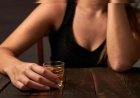 Mulher bate no marido e ameaça se matar após ele não querer relações
