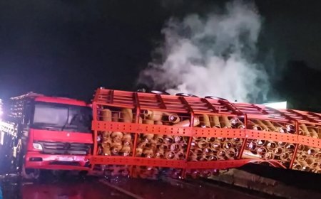 Caminhão com botijões de gás pega fogo e interdita BR-101 em SC