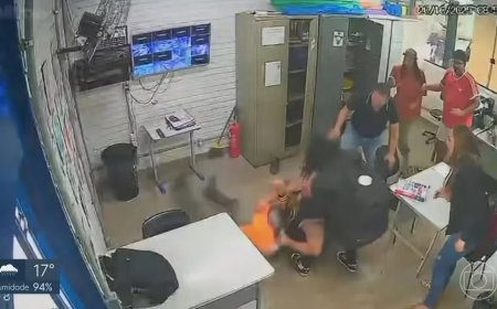 Pai de aluna dá socos em professor e é contido pela própria filha com mata-leão