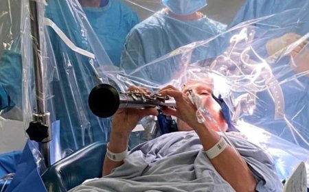 Mulher com Parkinson volta a tocar clarinete durante cirurgia cerebral