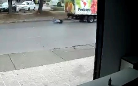 Vídeo: homem se pendura em caminhão, cai e é arrastado por rua