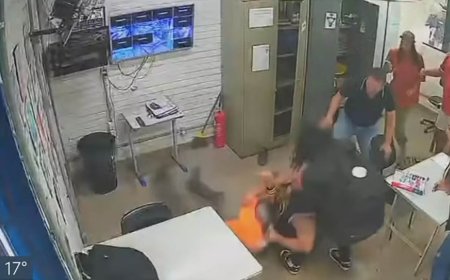VÍDEO | Professor é agredido por pai de aluna após bronca por uso de celular