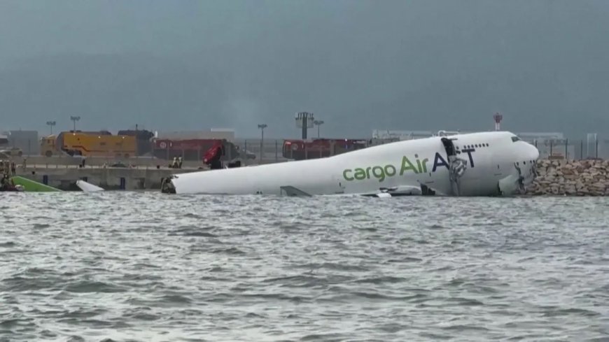 Avião cargueiro colide com veículo e deixa dois mortos em Hong Kong