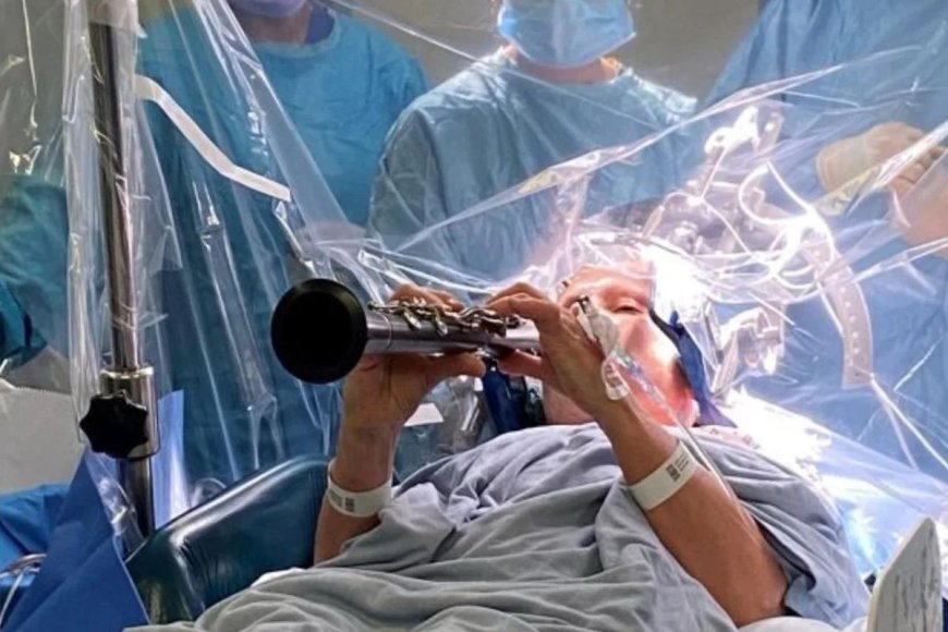Mulher com Parkinson volta a tocar clarinete durante cirurgia cerebral