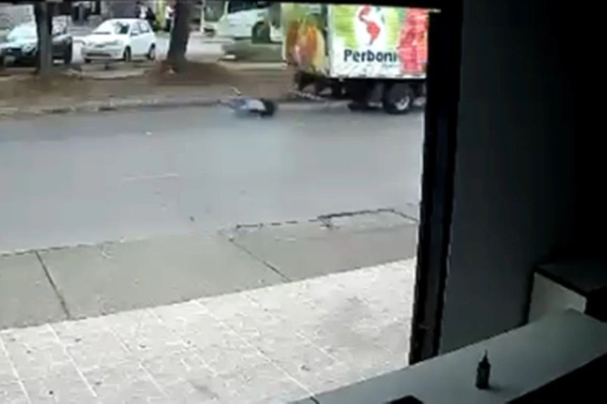 Vídeo: homem se pendura em caminhão, cai e é arrastado por rua