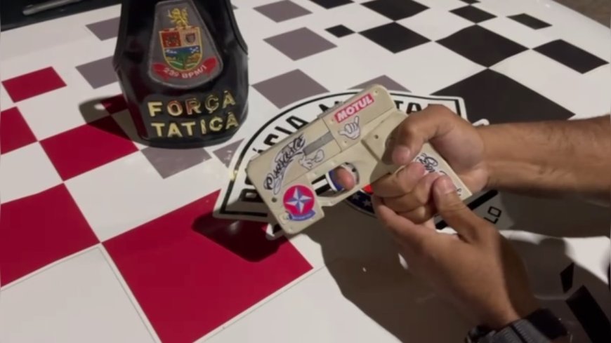 Homem fabrica "celular revólver" e é preso pela polícia