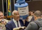 Deputado leva botijão à Câmara e fala em “máfia do gás”
