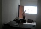 Vídeo: homem invade apartamento de mulher para roubar calcinhas em MG