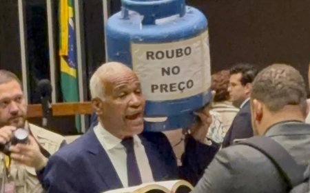 Deputado leva botijão à Câmara e fala em “máfia do gás”
