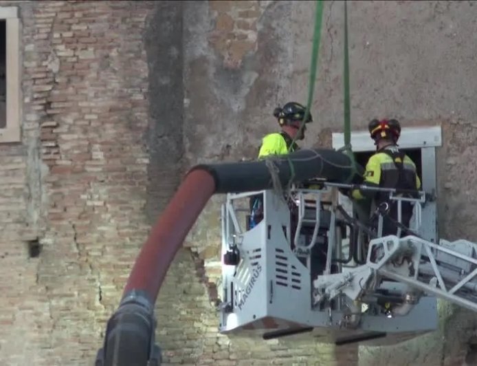 Homem morre após ficar 11 horas em escombros de torre que desabou em Roma