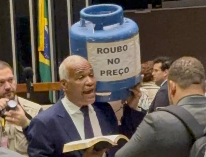 Deputado leva botijão à Câmara e fala em “máfia do gás”