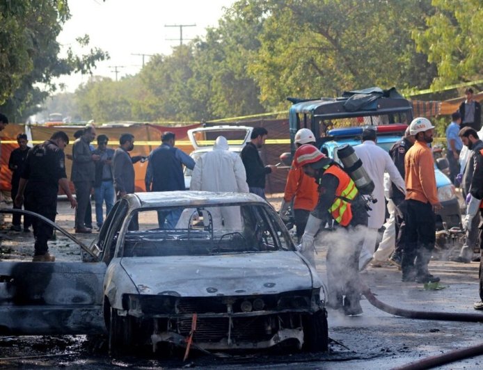 HOMEM-BOMBA mata 12 pessoas no Paquistão