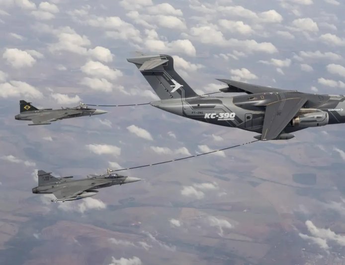 FAB consegue abastecer caça Gripen no ar pela primeira vez