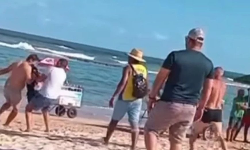 Homens são pegos em ato na praia e confusão termina em agressão
