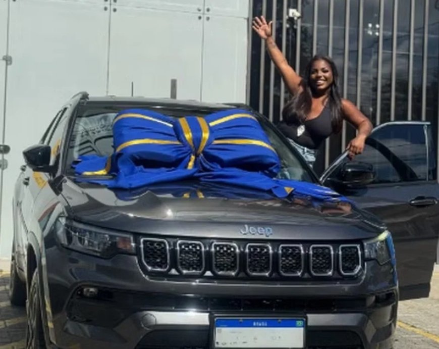Quem é influenciadora que perdeu Bolsa Família ao exibir carro de R$ 170 mil
