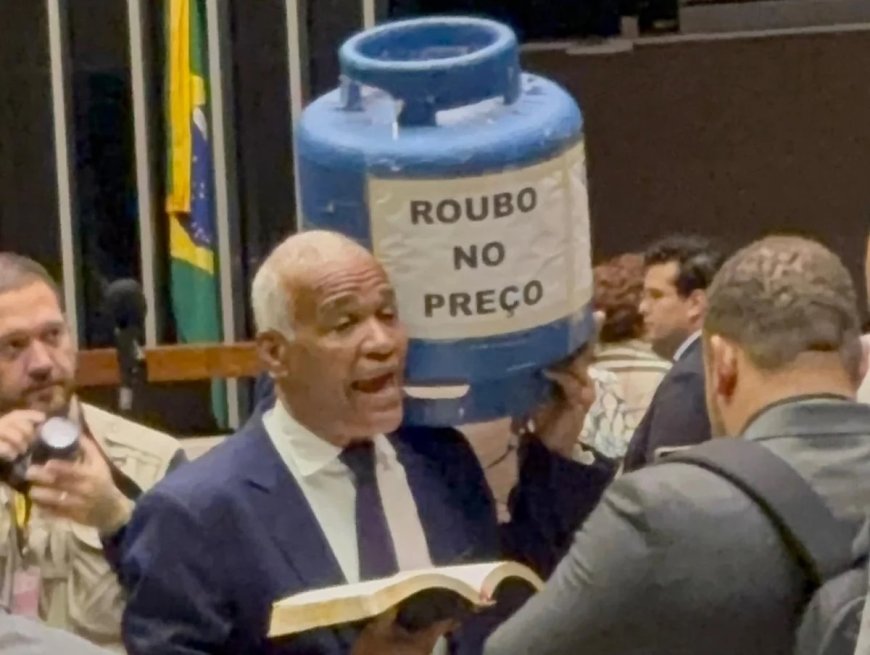 Deputado leva botijão à Câmara e fala em “máfia do gás”