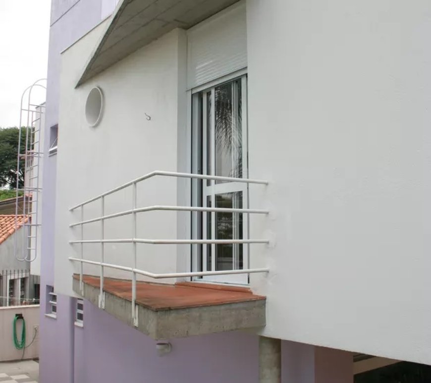 Homem invade casa, ameaça idoso e quebra perna após pular da varanda para fugir