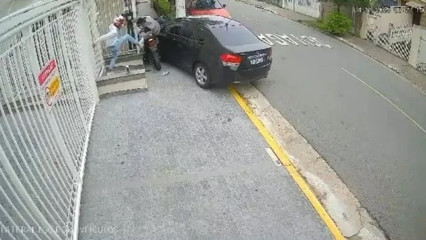 Homem joga carro contra dois assaltantes em uma moto e impede assalto em SP