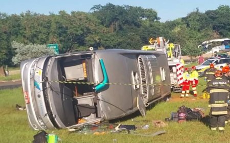 Ônibus com 43 passageiros tomba; criança e mulher morrem