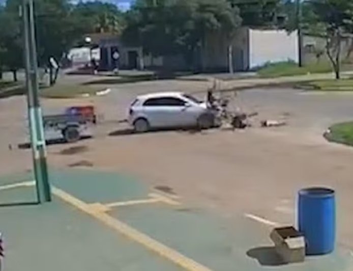 Moto com cinco pessoas é atingida por carro e ocupantes são arremessados no Pará
