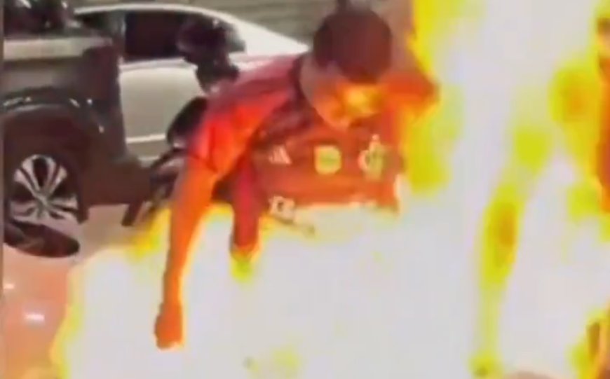 Vídeo: Torcedores do Flamengo se queimam ao incendiar camisa do Palmeiras