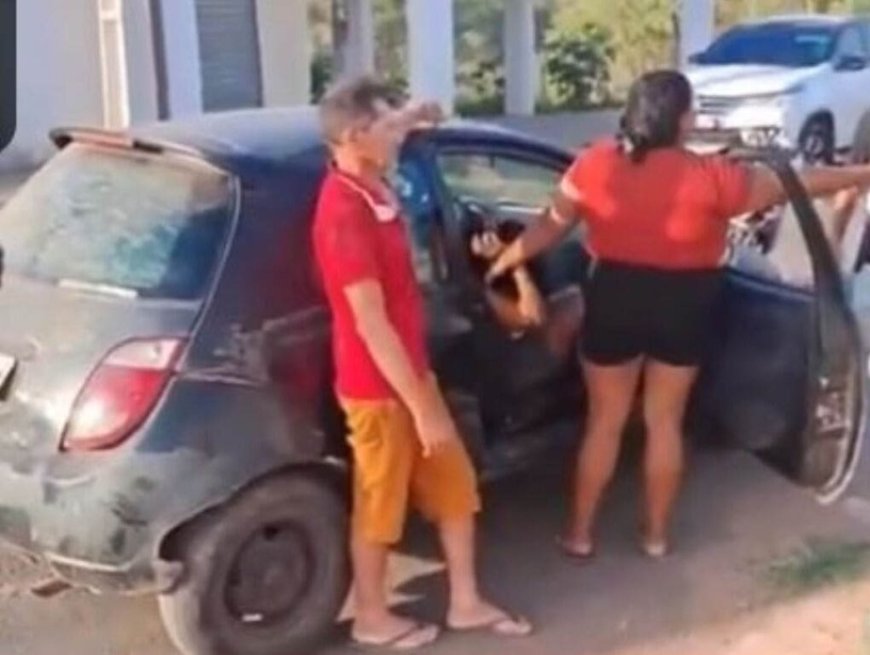 Mulher para o trânsito ao flagrar marido com suposta amante