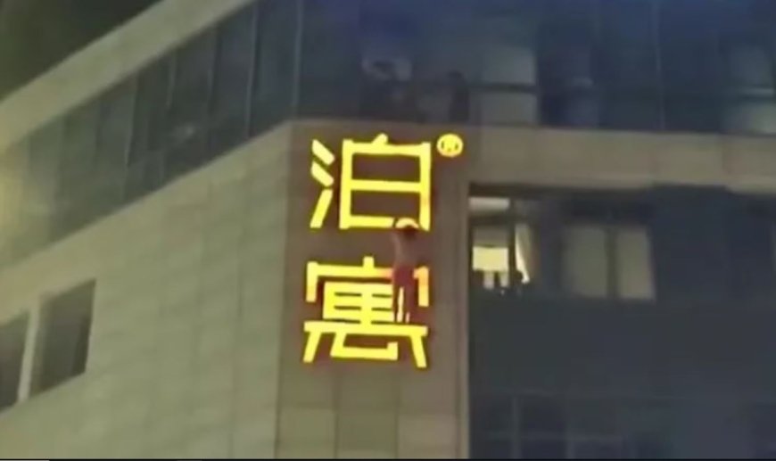 Amante é flagrado e fica pendurado em letreiro de hotel