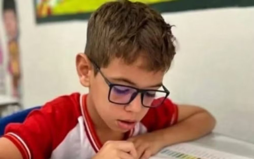 Menino de 9 anos morre eletrocutado em praça com decoração natalina na Bahia