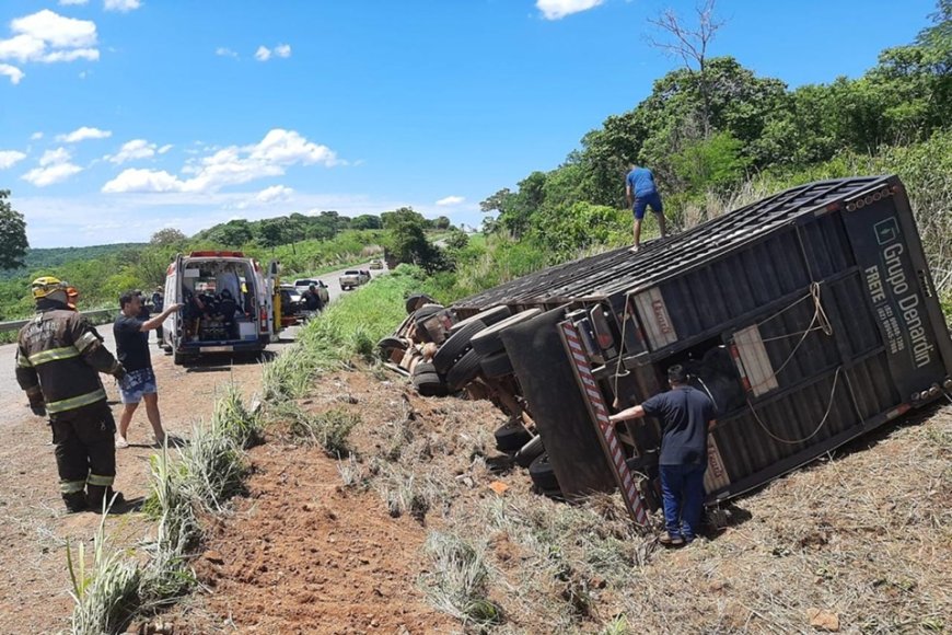 Caminhão com 75 bois tomba e motorista fica preso às ferragens