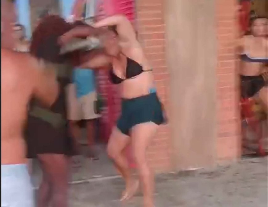 O pau quebrou! Briga entre mulheres chama atenção na praia; vídeo