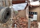Pneu se solta de caminhão, atinge casa e destrói cozinha