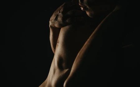 Homem não aceita fim de relacionamento e expõe fotos de ex; veja vídeo