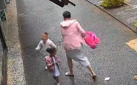 VÍDEO | Mãe derruba própria filha no chão após dar tapas na cabeça da criança