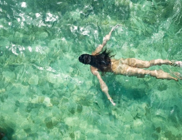 Mulher diz ser uma sereia e acaba presa após ser encontrada nua