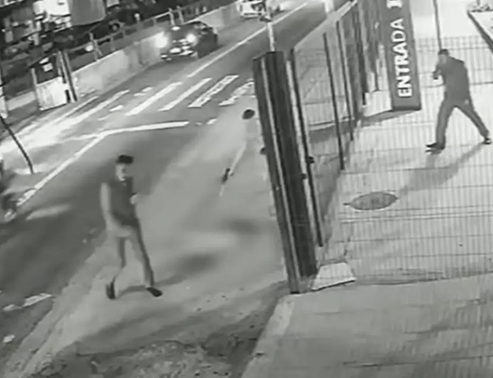 Cachorro é morto com dez tiros em frente a ponto de ônibus