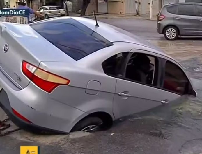 Carro cai em buraco alagado e assusta motorista: 'cinto começou a me sufocar'
