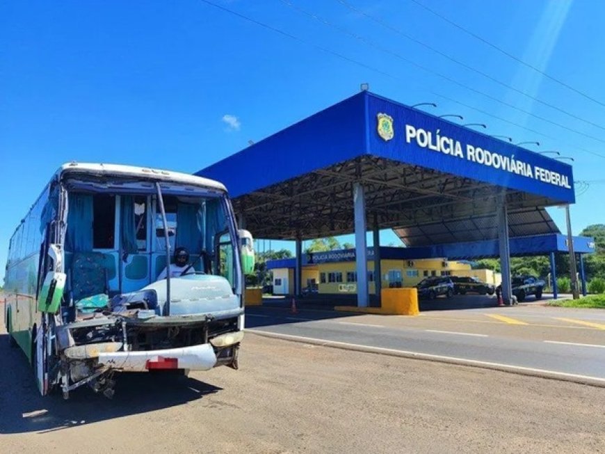 Motorista é flagrado dirigindo ônibus batido e sem para-brisa no MS