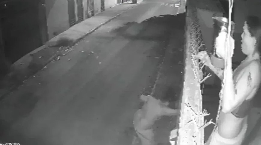 Homem quebra porta de vizinha e acaba queimado com água quente