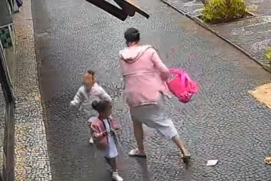 VÍDEO | Mãe derruba própria filha no chão após dar tapas na cabeça da criança
