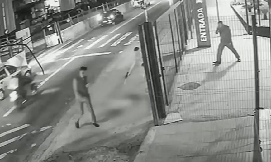 Cachorro é morto com dez tiros em frente a ponto de ônibus