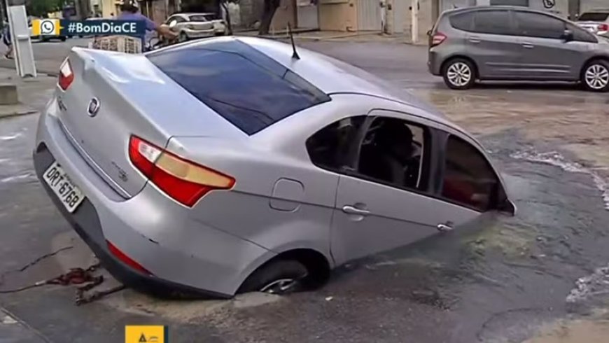 Carro cai em buraco alagado e assusta motorista: 'cinto começou a me sufocar'